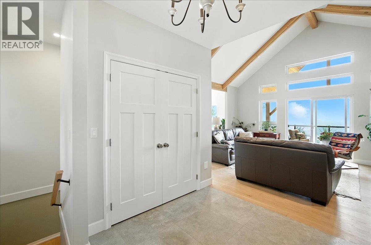 320 Mountain View Drive, Nelson, BC - Indoor