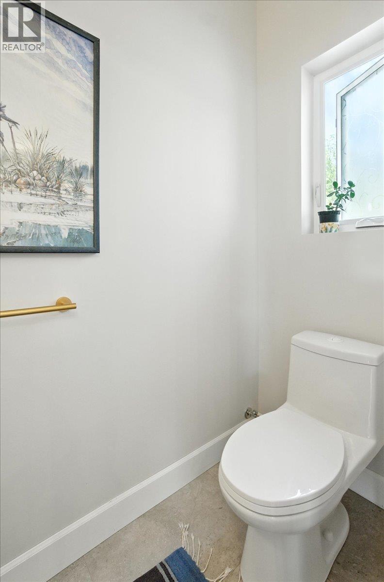 320 Mountain View Drive, Nelson, BC - Indoor Photo Showing Bathroom