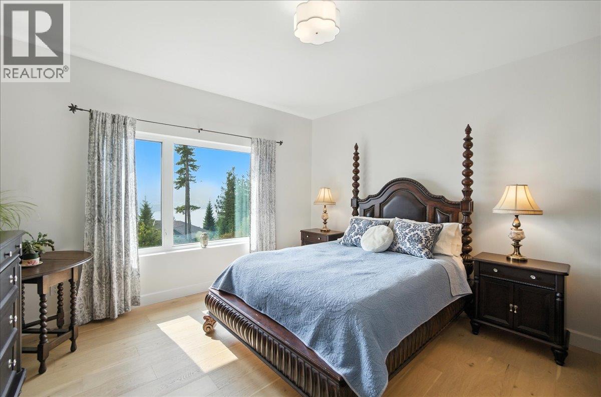 320 Mountain View Drive, Nelson, BC - Indoor Photo Showing Bedroom