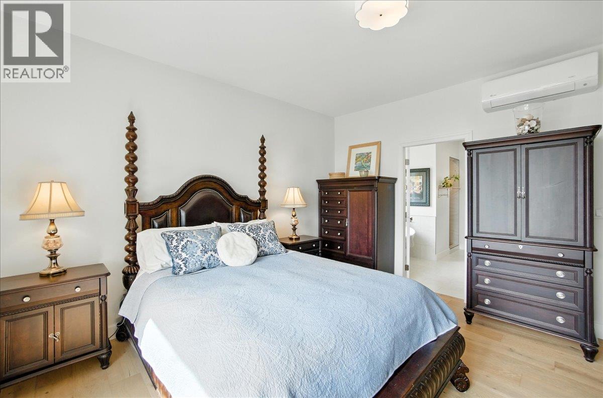 320 Mountain View Drive, Nelson, BC - Indoor Photo Showing Bedroom
