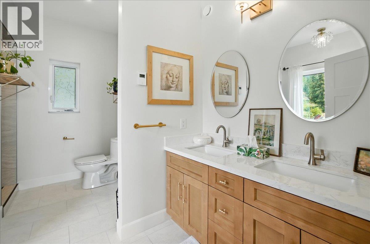 320 Mountain View Drive, Nelson, BC - Indoor Photo Showing Bathroom