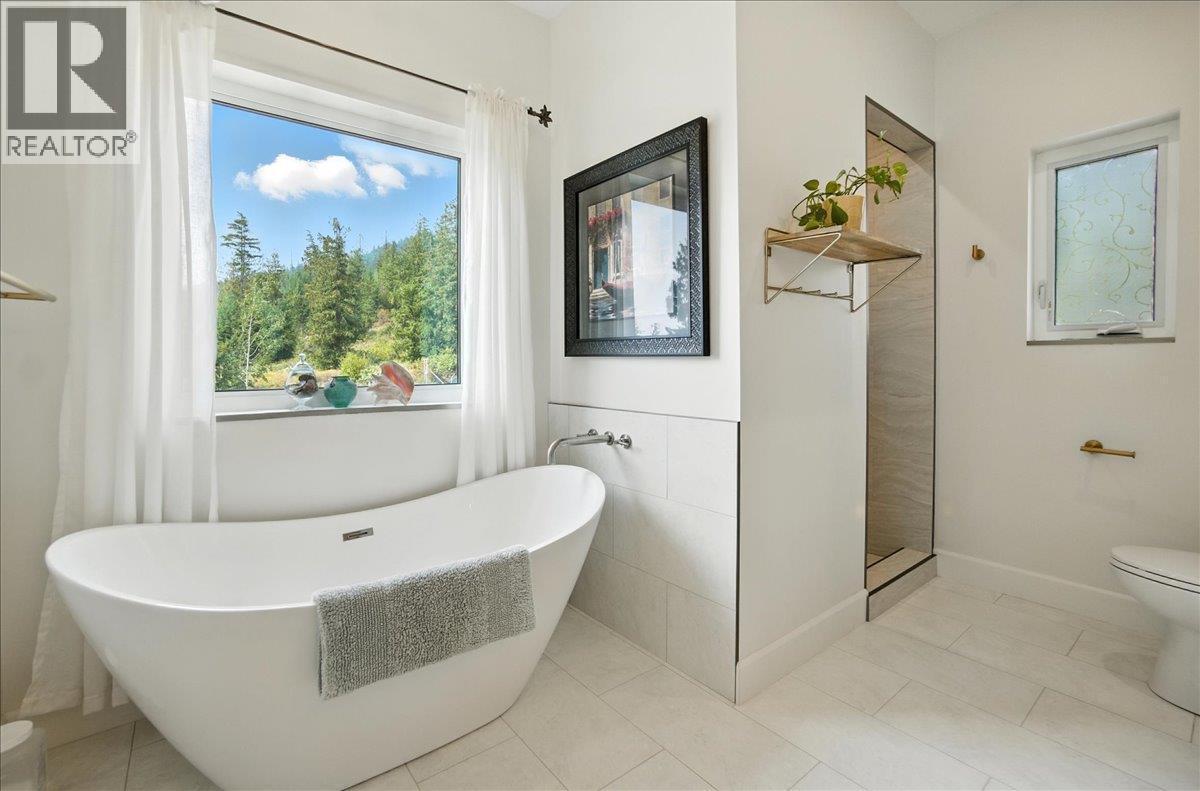 320 Mountain View Drive, Nelson, BC - Indoor Photo Showing Bathroom