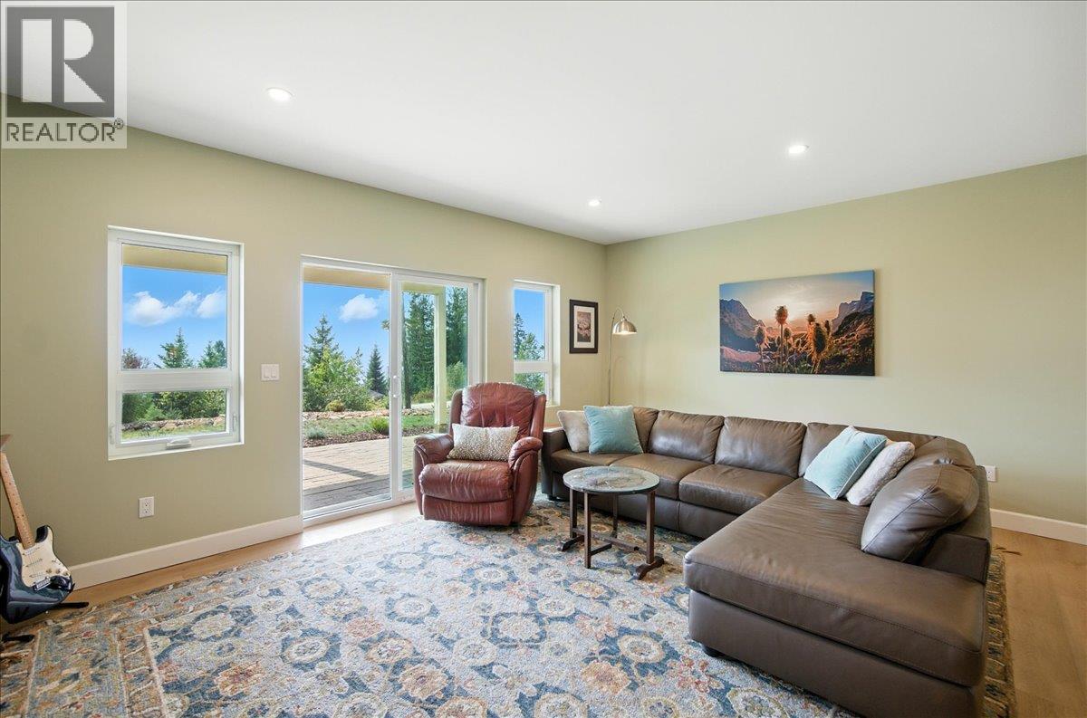 320 Mountain View Drive, Nelson, BC - Indoor Photo Showing Living Room