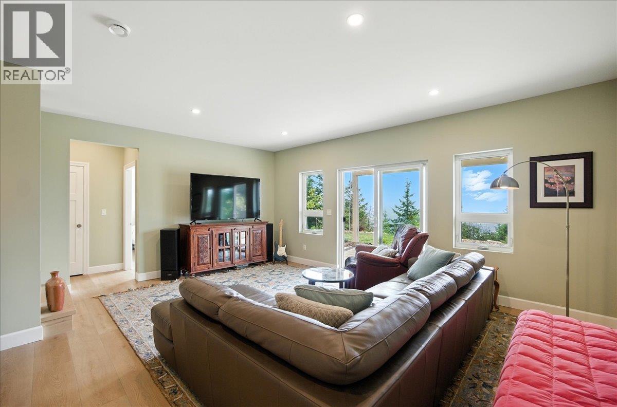 320 Mountain View Drive, Nelson, BC - Indoor Photo Showing Living Room