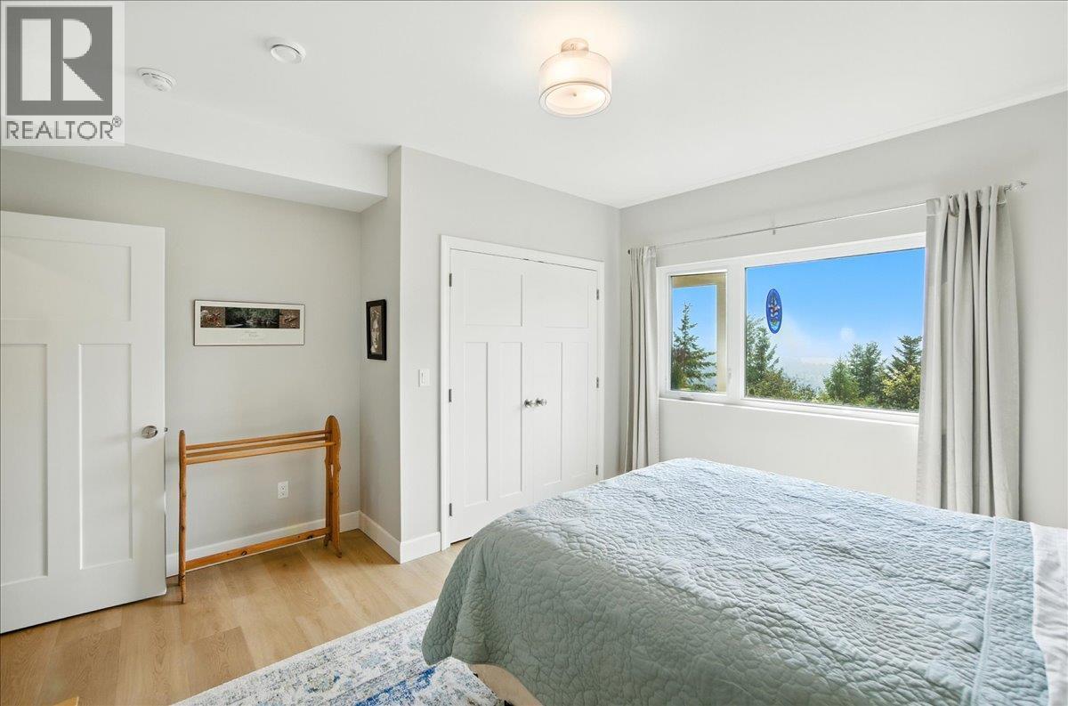 320 Mountain View Drive, Nelson, BC - Indoor Photo Showing Bedroom