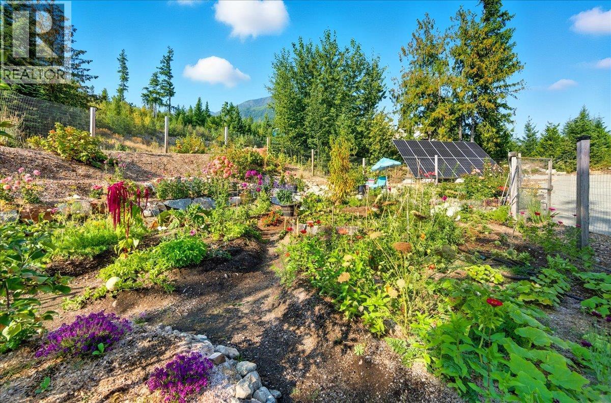 320 Mountain View Drive, Nelson, BC - Outdoor