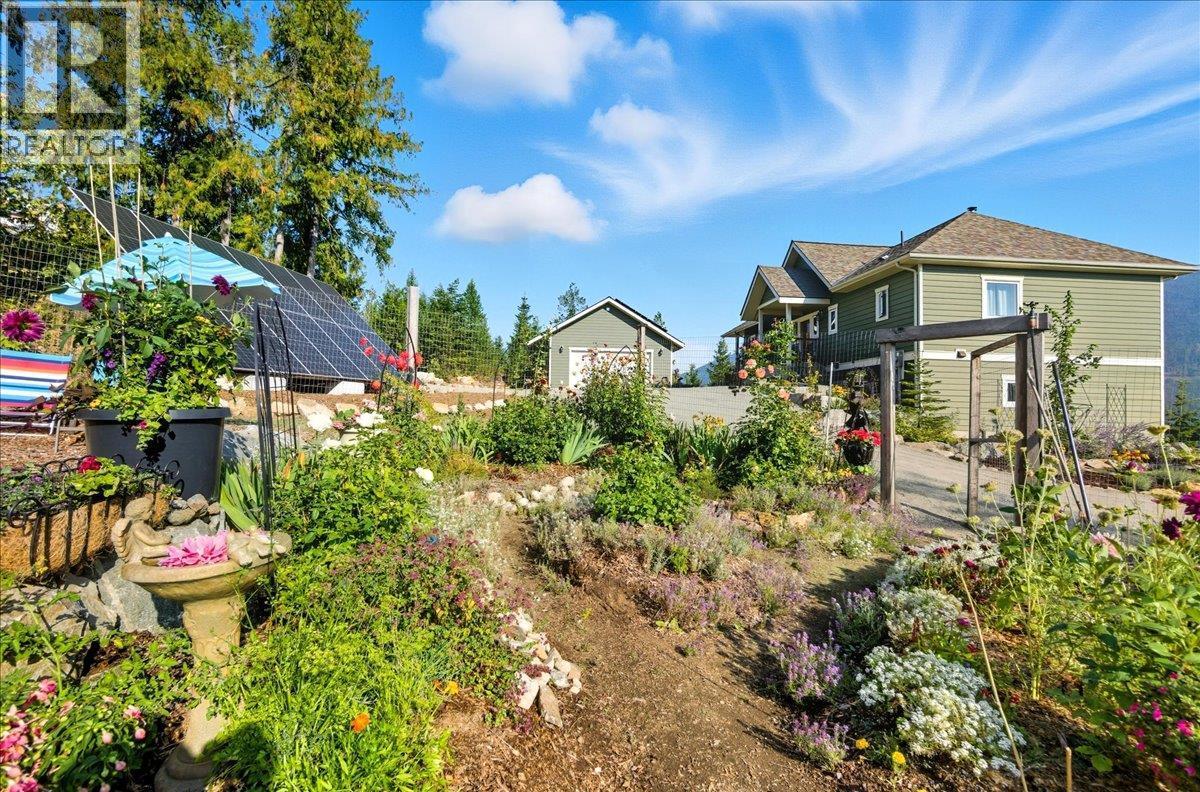 320 Mountain View Drive, Nelson, BC - Outdoor