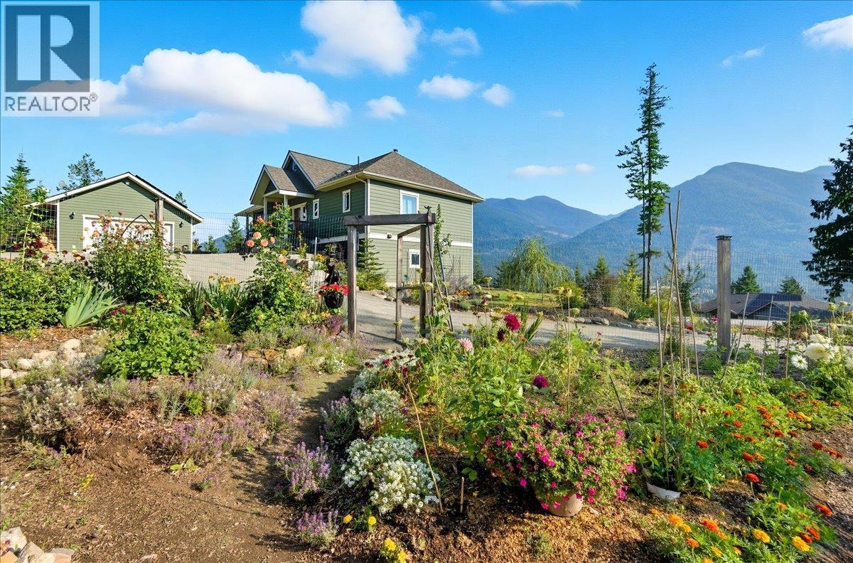 320 Mountain View Drive, Nelson, BC - Outdoor