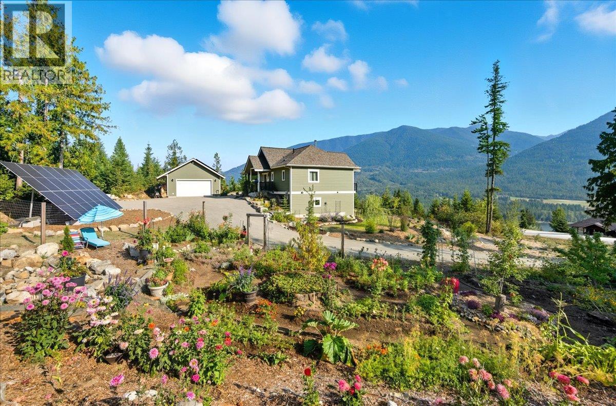 320 Mountain View Drive, Nelson, BC - Outdoor