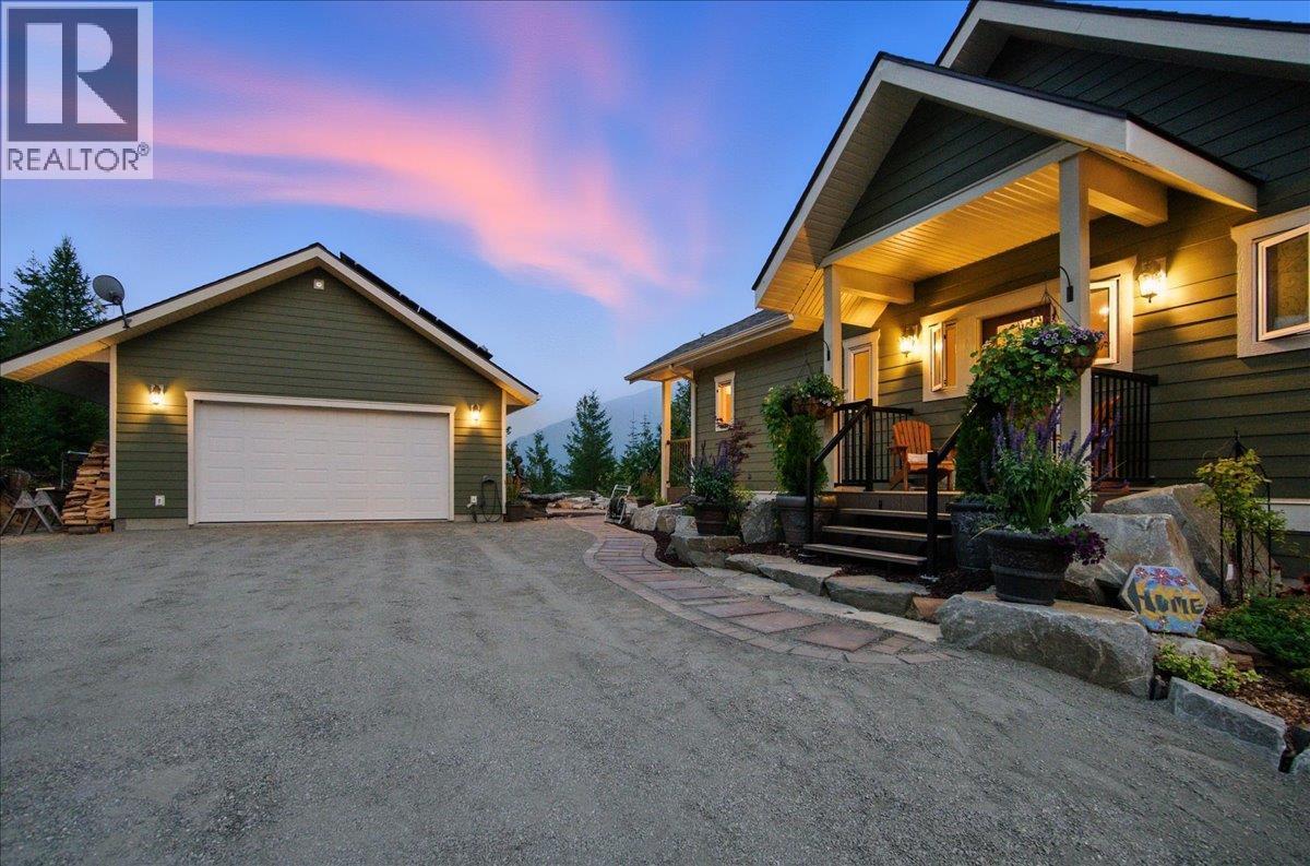320 Mountain View Drive, Nelson, BC - Outdoor