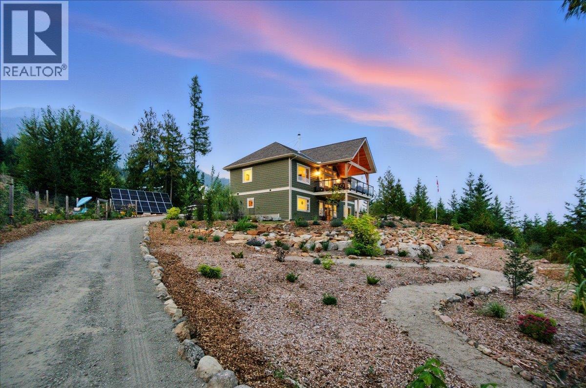 320 Mountain View Drive, Nelson, BC - Outdoor