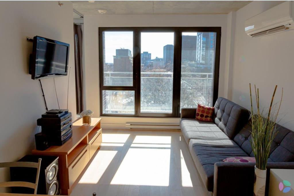 Salon - 805-1265 Rue Lambert-Closse, Montréal (Ville-Marie), QC - Indoor