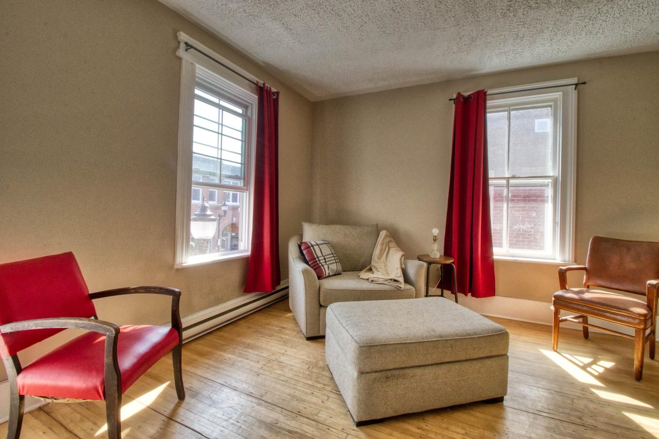 Living room - 25 - 27B Rue Lambton, Ormstown, QC - Indoor Photo Showing Living Room
