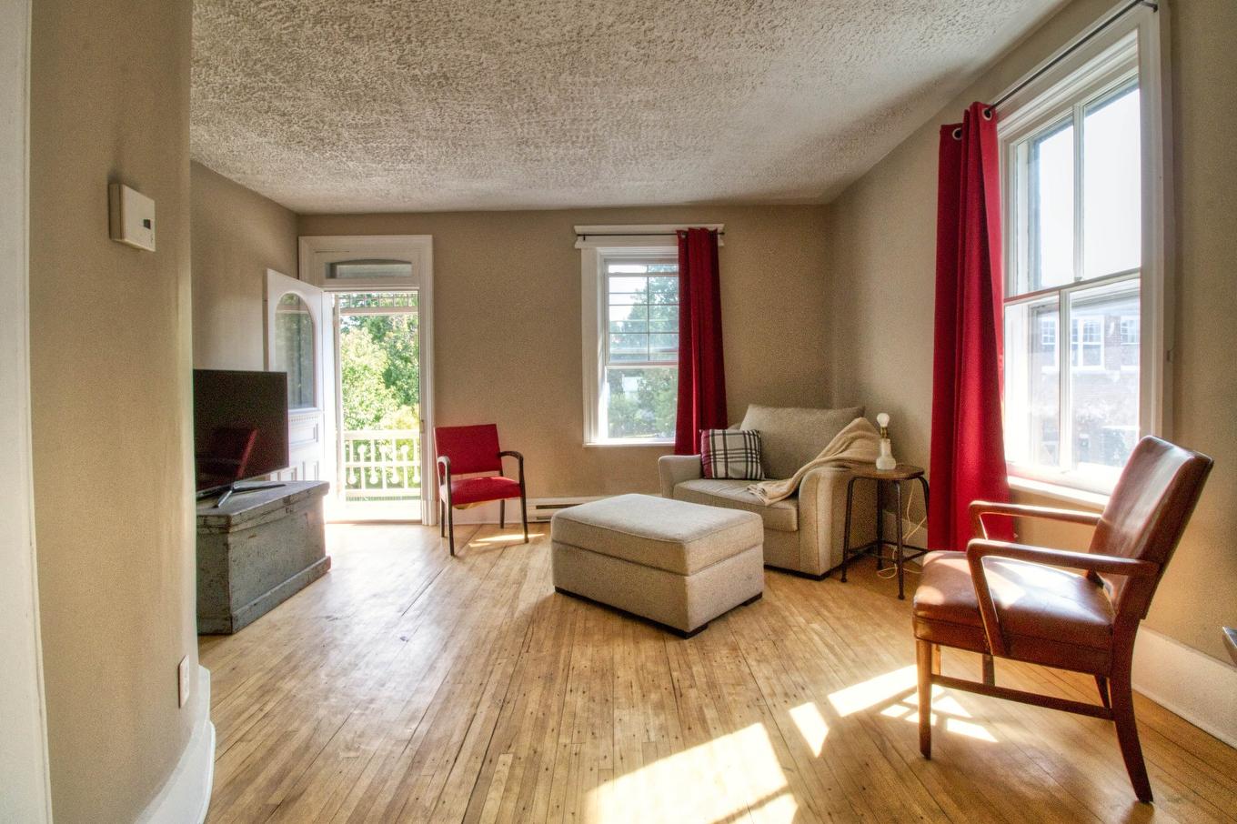 Living room - 25 - 27B Rue Lambton, Ormstown, QC - Indoor Photo Showing Living Room