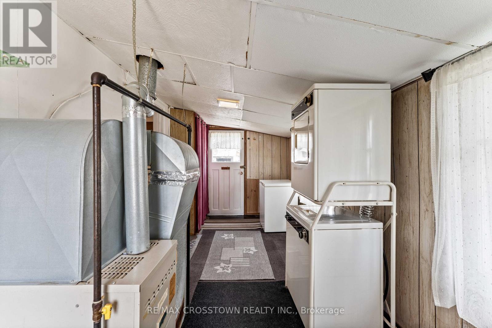 132 Dunedin Street, Orillia, ON - Indoor Photo Showing Laundry Room