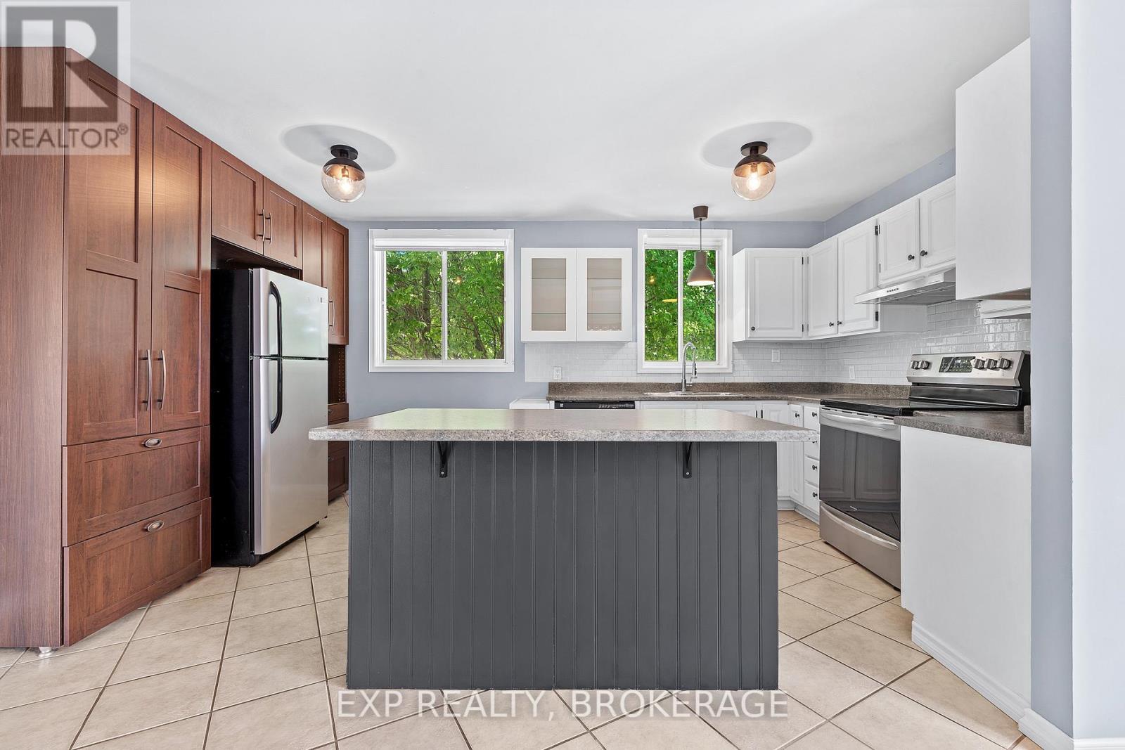 926 Cresthill Street, Kingston (North Of Taylor-Kidd Blvd), ON - Indoor Photo Showing Kitchen