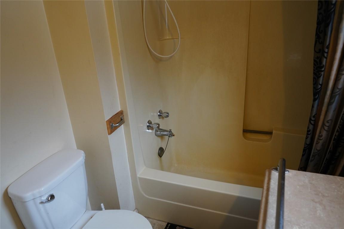 6805 Cariboo 97 Highway, Clinton, BC - Indoor Photo Showing Bathroom