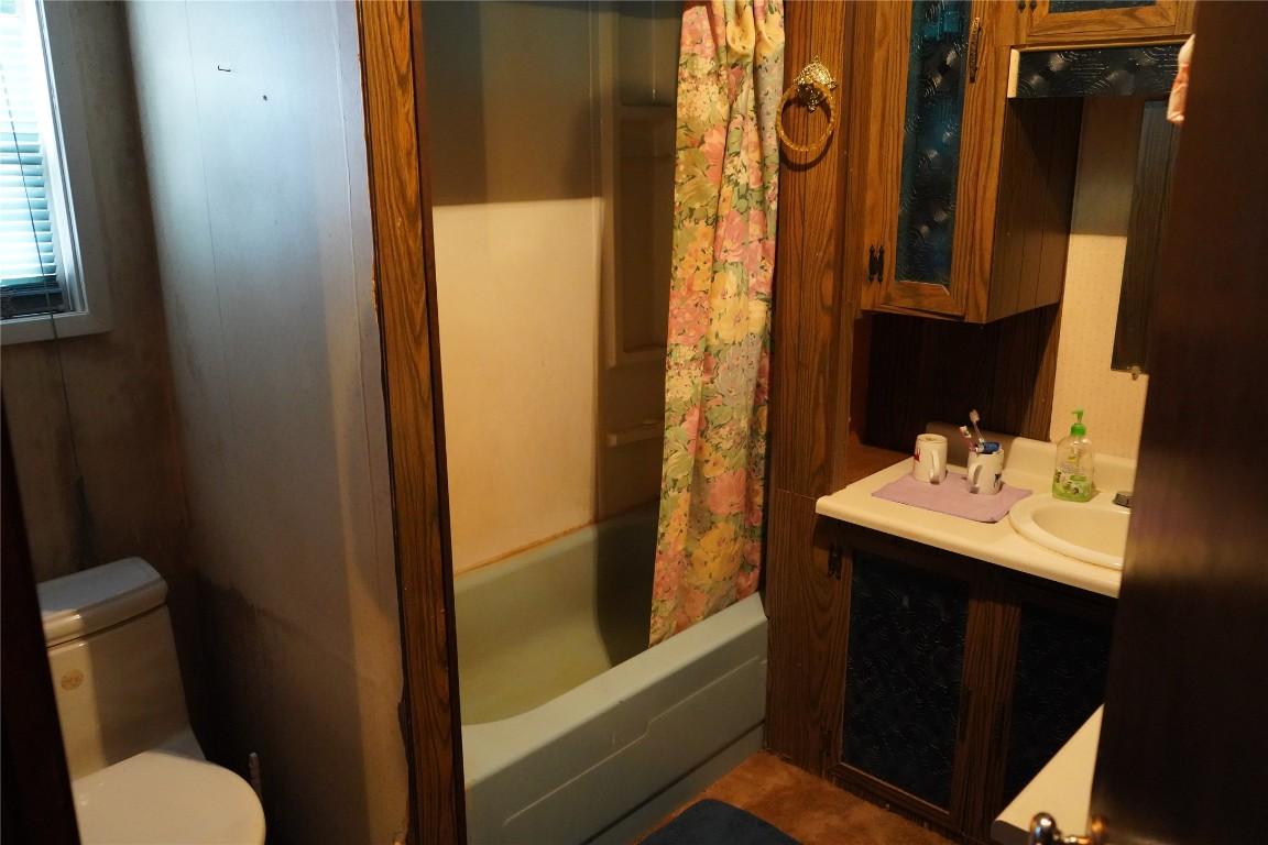 6805 Cariboo 97 Highway, Clinton, BC - Indoor Photo Showing Bathroom