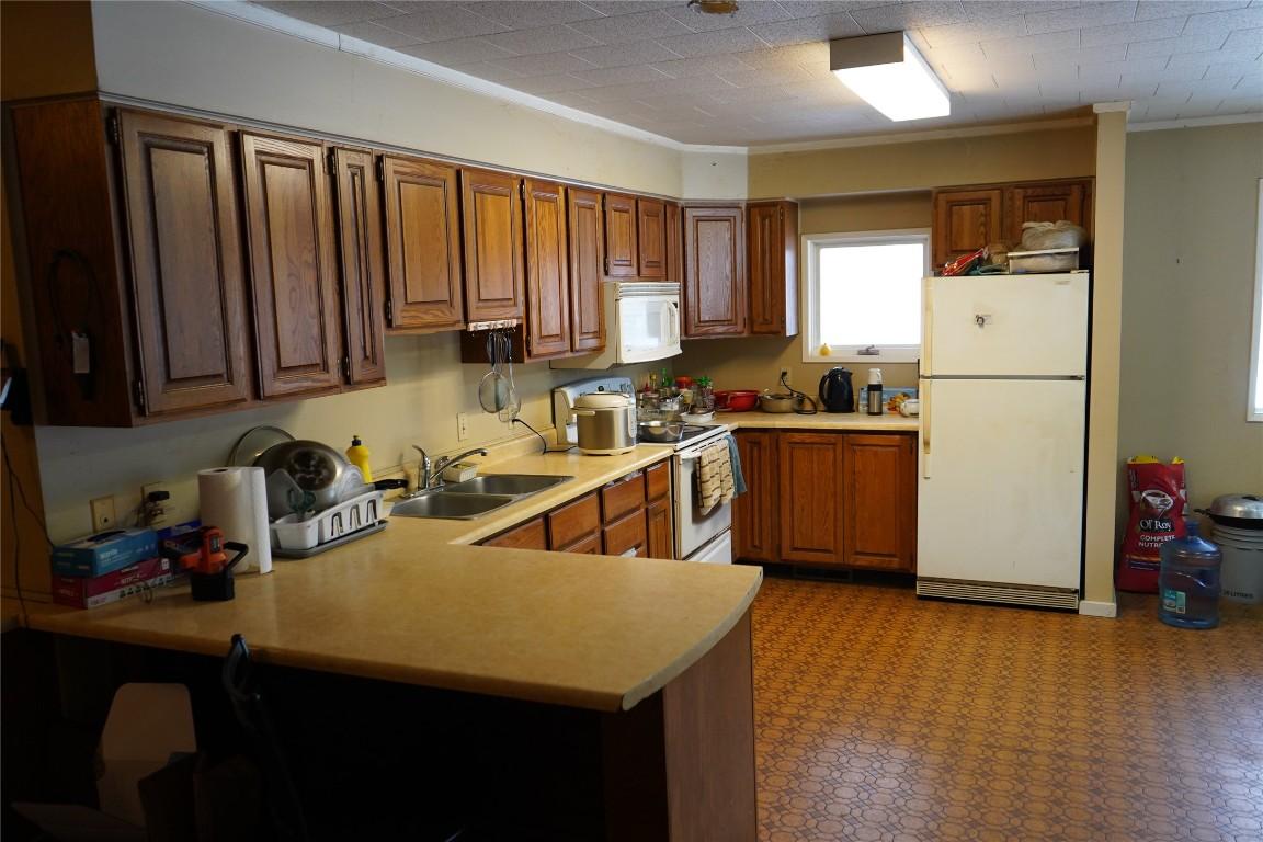 6805 Cariboo 97 Highway, Clinton, BC - Indoor Photo Showing Kitchen With Double Sink