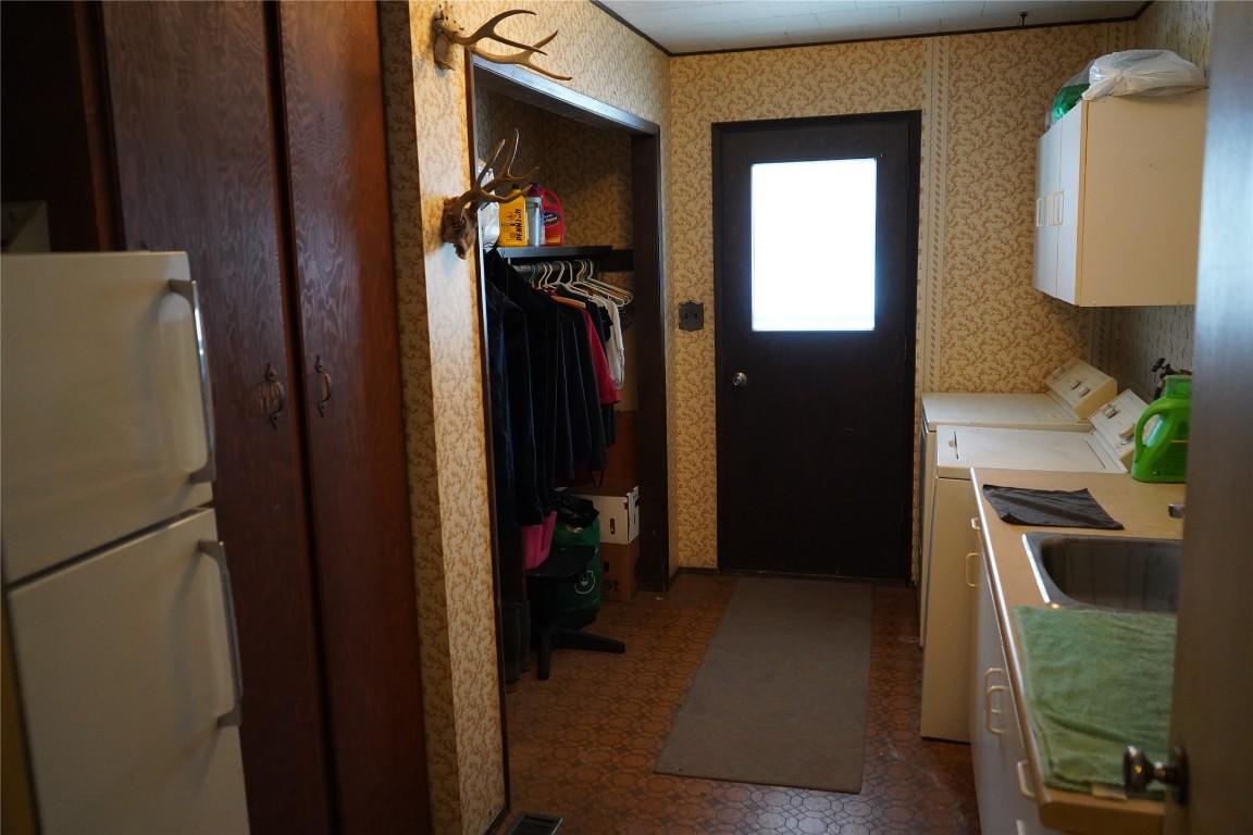 6805 Cariboo 97 Highway, Clinton, BC - Indoor Photo Showing Laundry Room