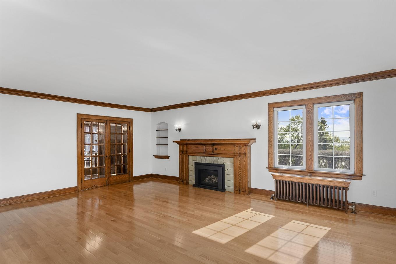 144 High Street S, Thunder Bay, ON - Indoor Photo Showing Living Room With Fireplace