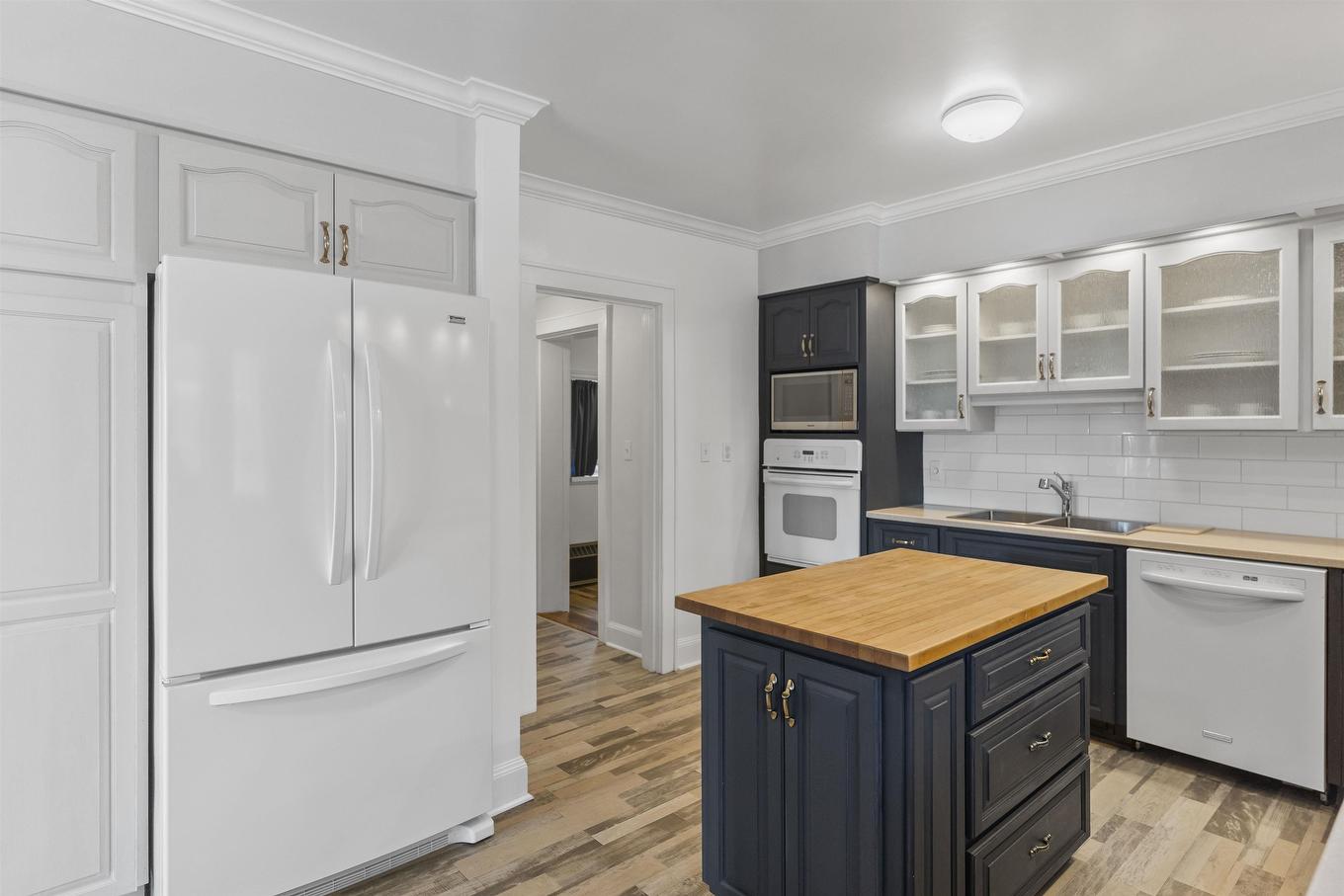 144 High Street S, Thunder Bay, ON - Indoor Photo Showing Kitchen With Double Sink
