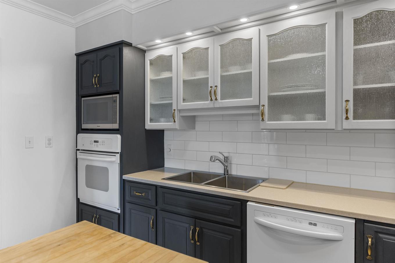144 High Street S, Thunder Bay, ON - Indoor Photo Showing Kitchen With Double Sink