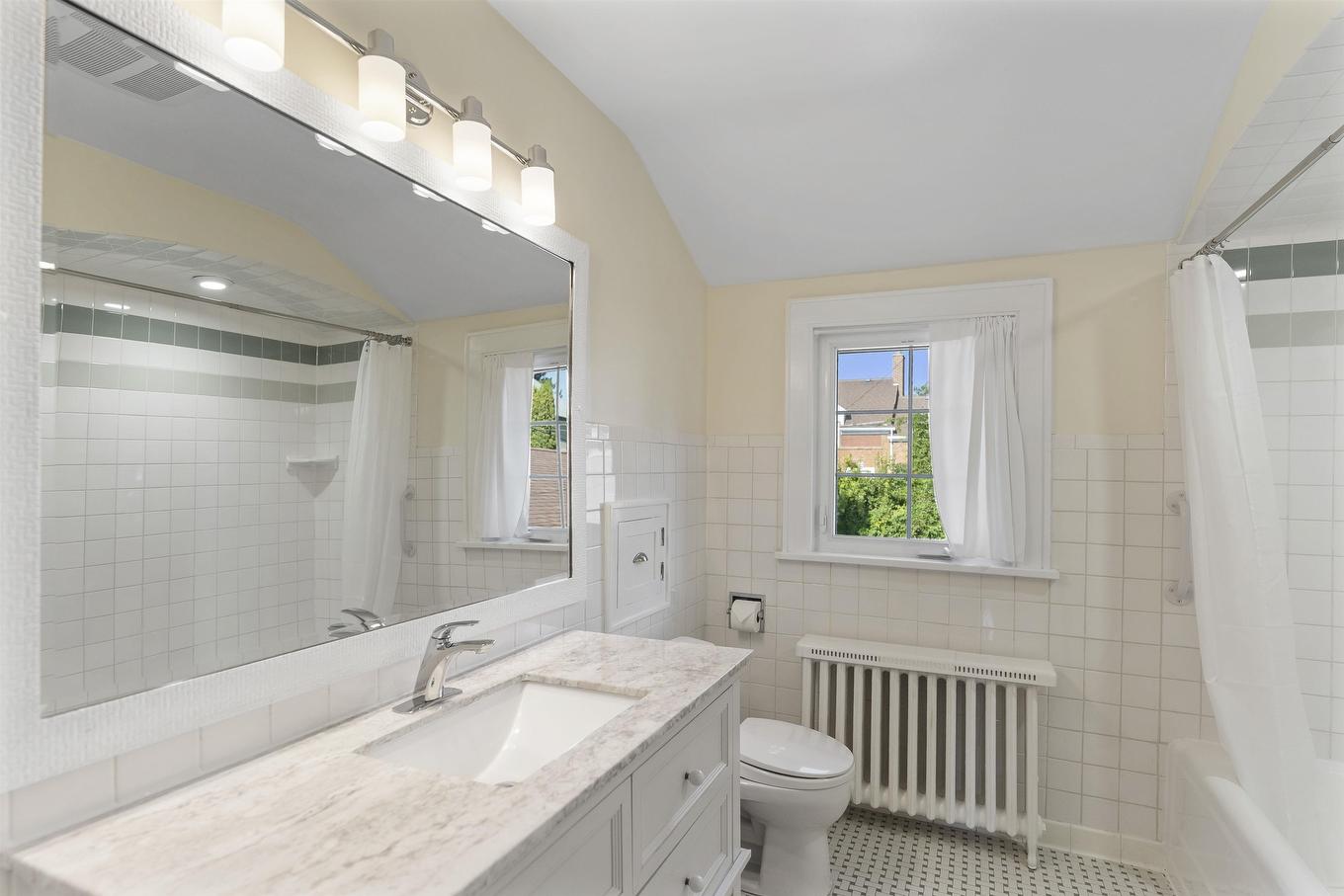 144 High Street S, Thunder Bay, ON - Indoor Photo Showing Bathroom