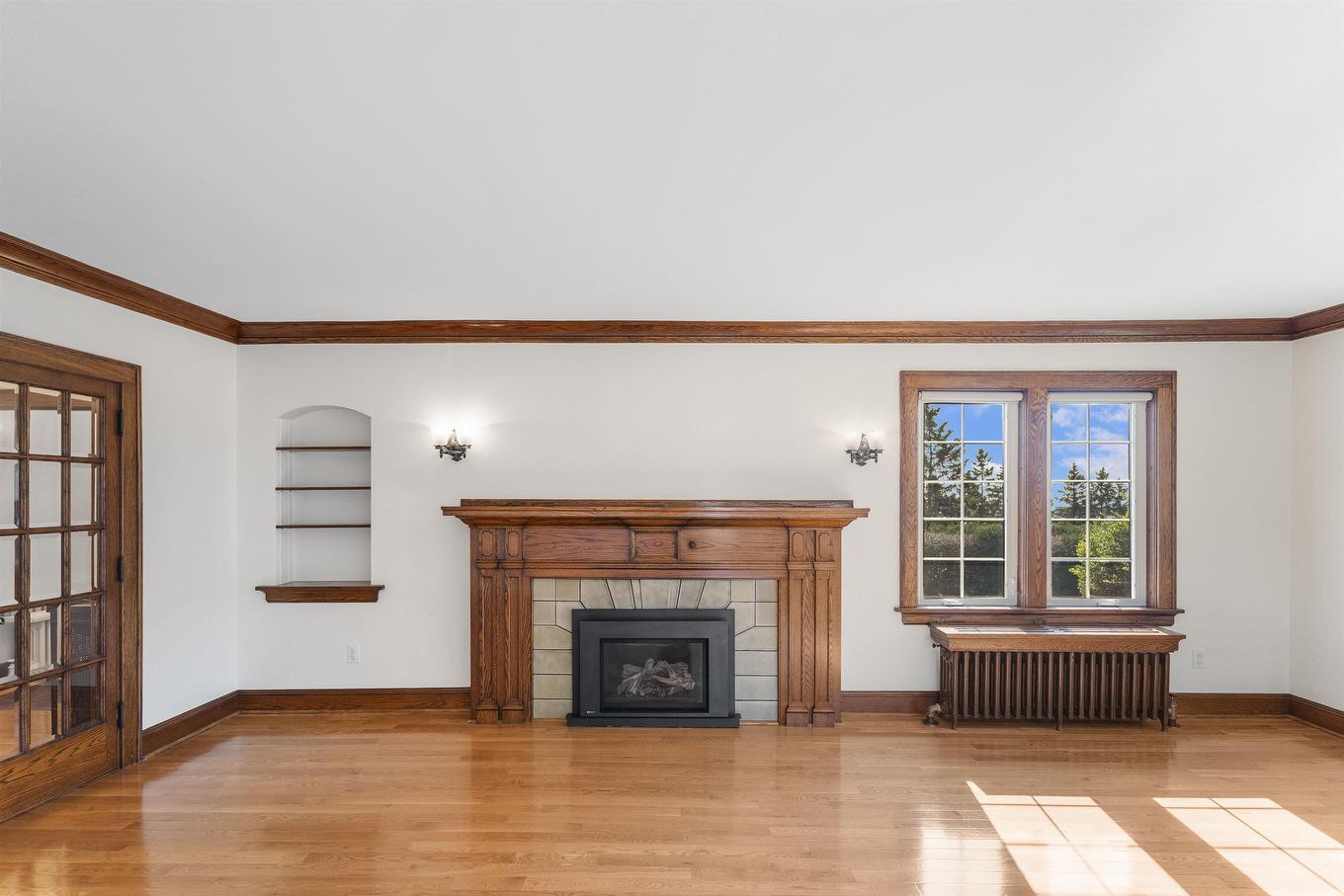 144 High Street S, Thunder Bay, ON - Indoor Photo Showing Living Room With Fireplace