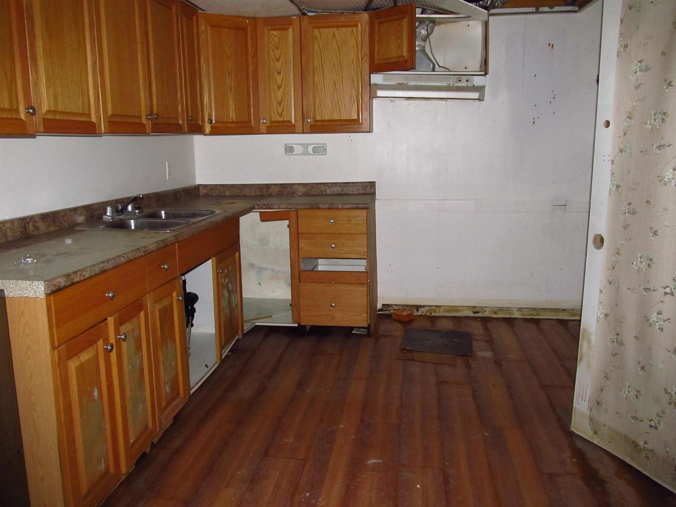 201 Fourth Ave Se, Geraldton, ON - Indoor Photo Showing Kitchen With Double Sink