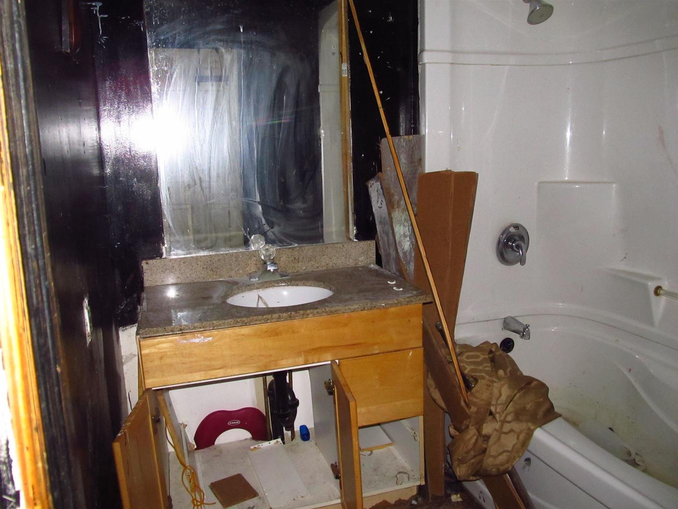 201 Fourth Ave Se, Geraldton, ON - Indoor Photo Showing Bathroom