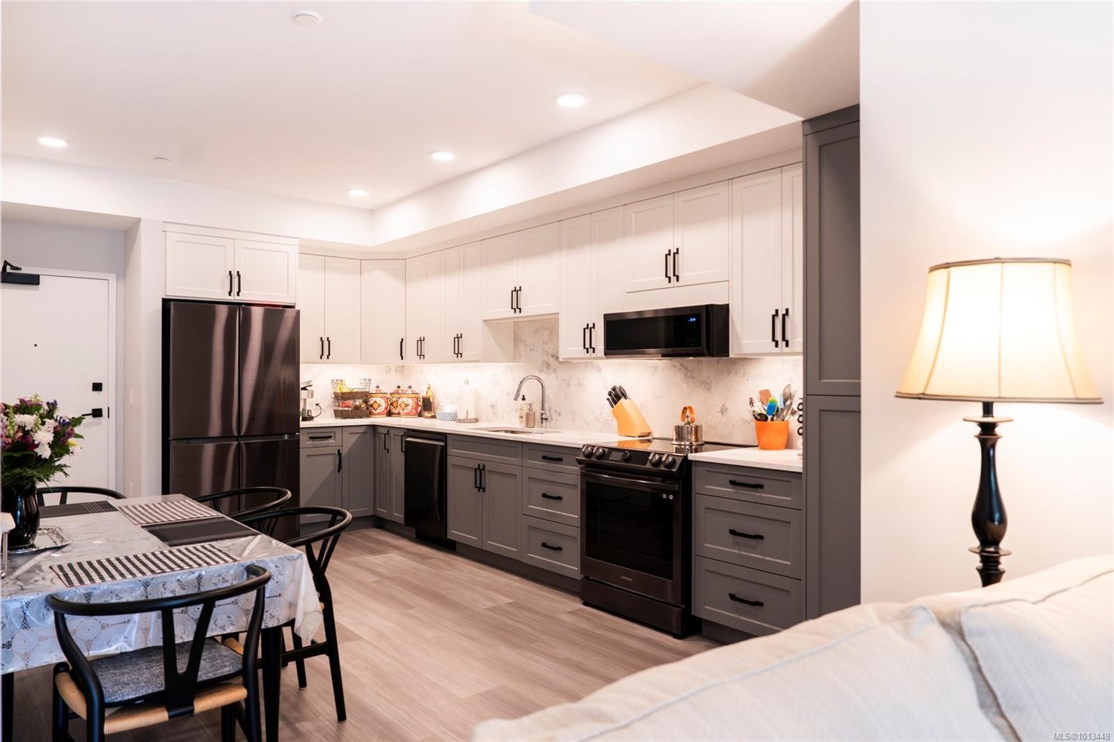 207-4474 Wellington Rd, Nanaimo, BC - Indoor Photo Showing Kitchen With Stainless Steel Kitchen With Upgraded Kitchen