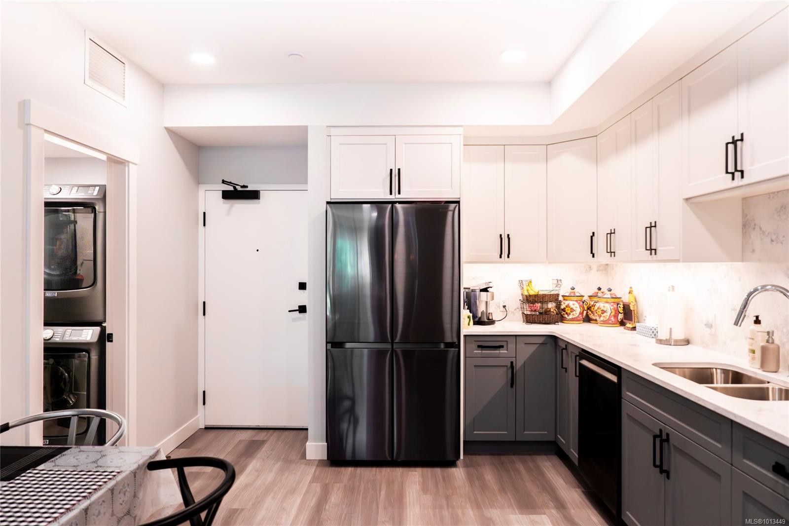 207-4474 Wellington Rd, Nanaimo, BC - Indoor Photo Showing Kitchen With Stainless Steel Kitchen With Double Sink With Upgraded Kitchen