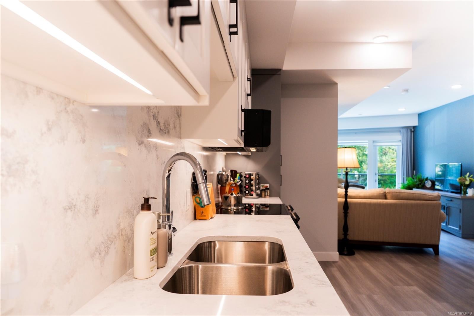 207-4474 Wellington Rd, Nanaimo, BC - Indoor Photo Showing Kitchen With Double Sink