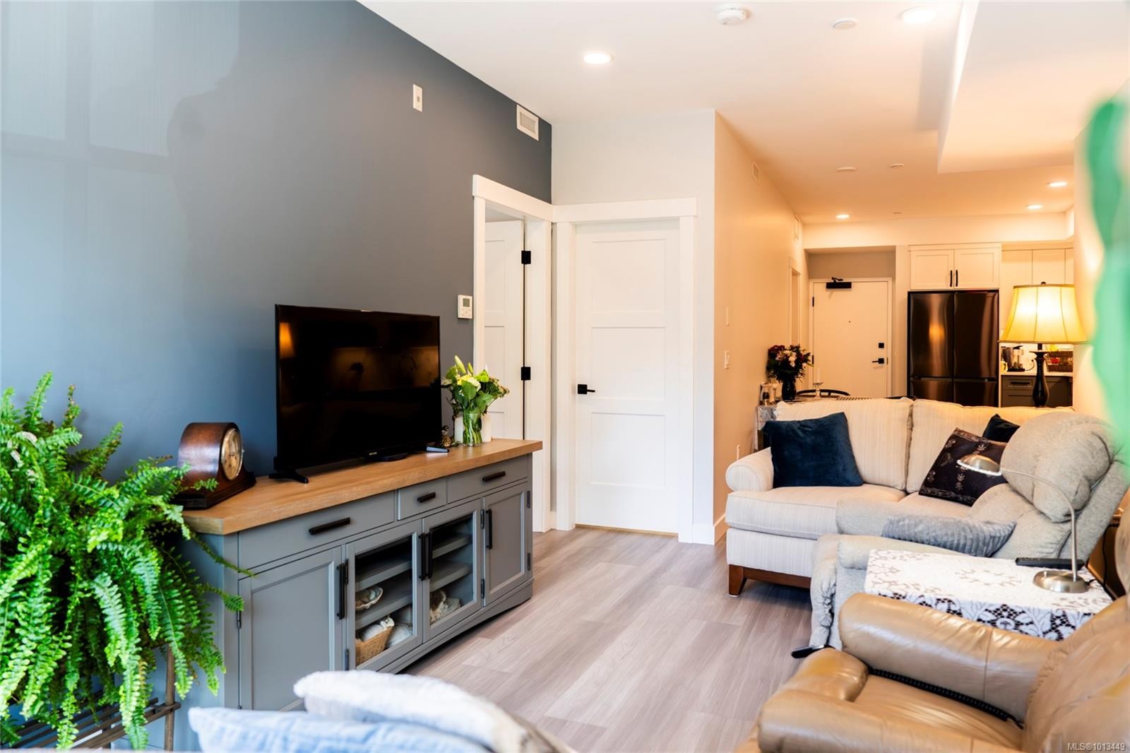 207-4474 Wellington Rd, Nanaimo, BC - Indoor Photo Showing Living Room