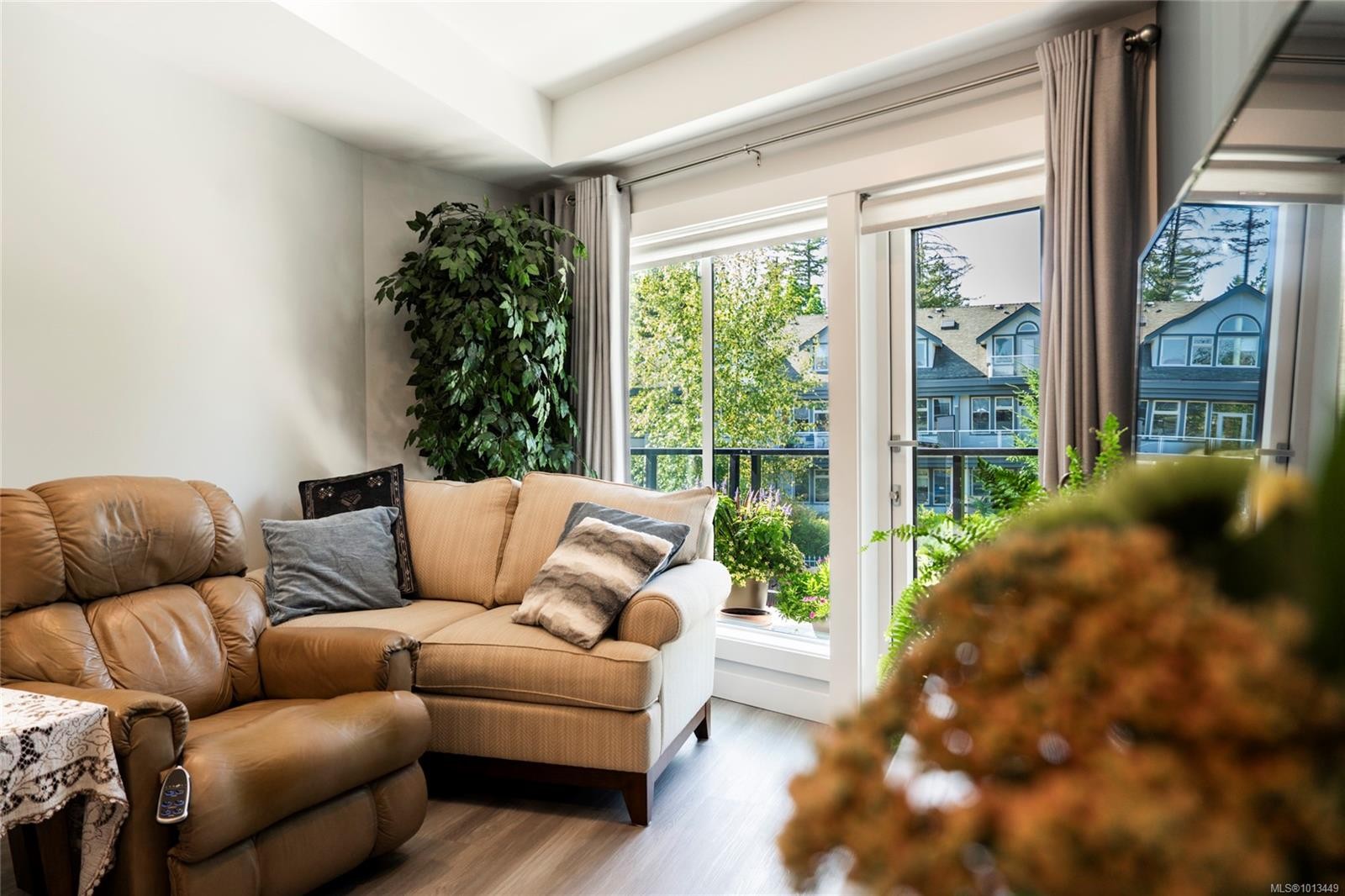 207-4474 Wellington Rd, Nanaimo, BC - Indoor Photo Showing Living Room