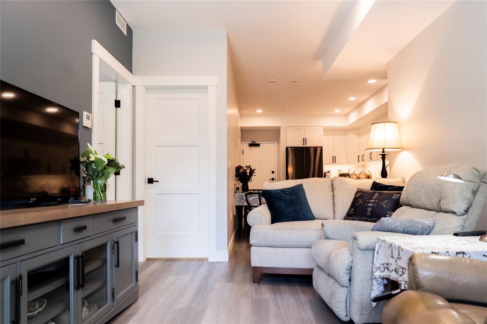 207-4474 Wellington Rd, Nanaimo, BC - Indoor Photo Showing Living Room