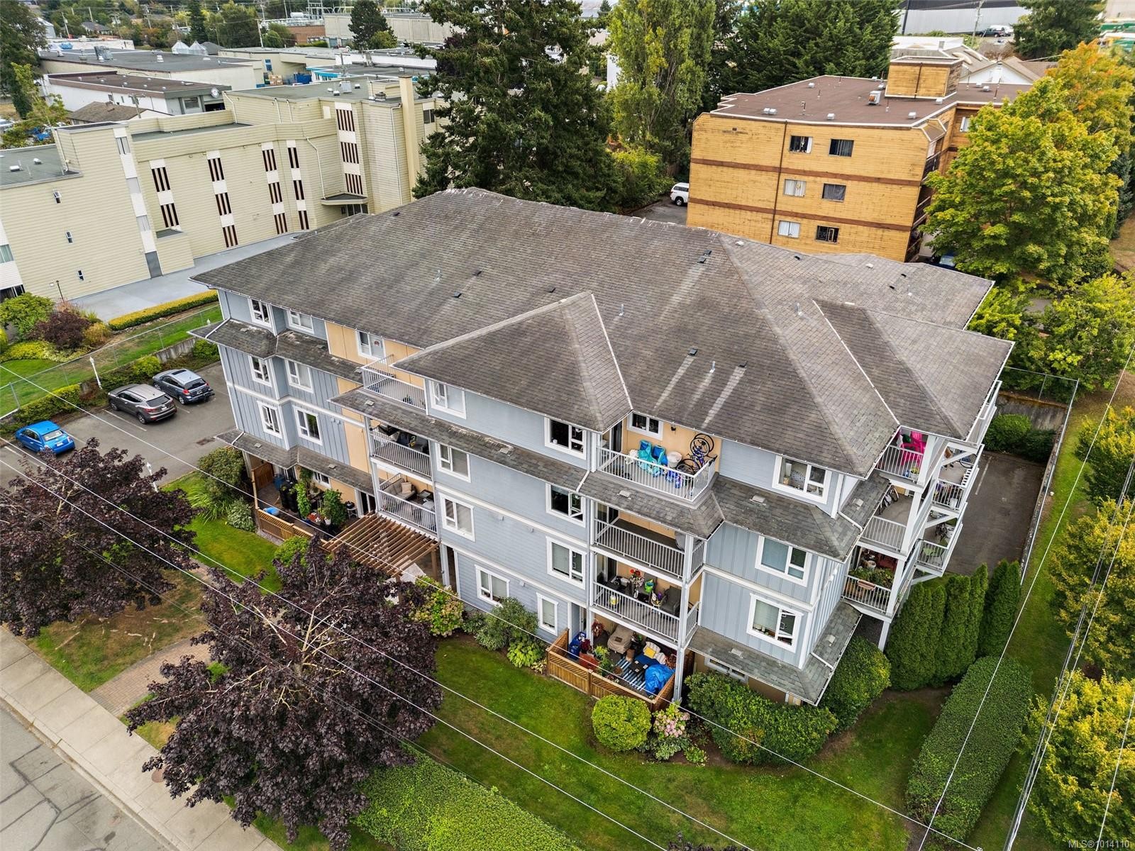 205-885 Ellery St, Esquimalt, BC - Outdoor