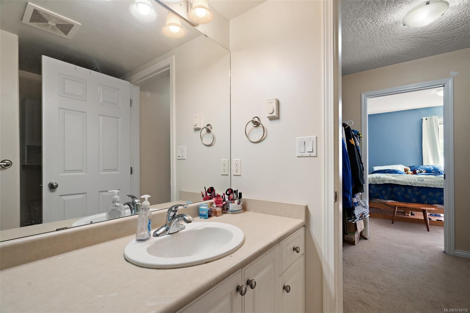 205-885 Ellery St, Esquimalt, BC - Indoor Photo Showing Bathroom