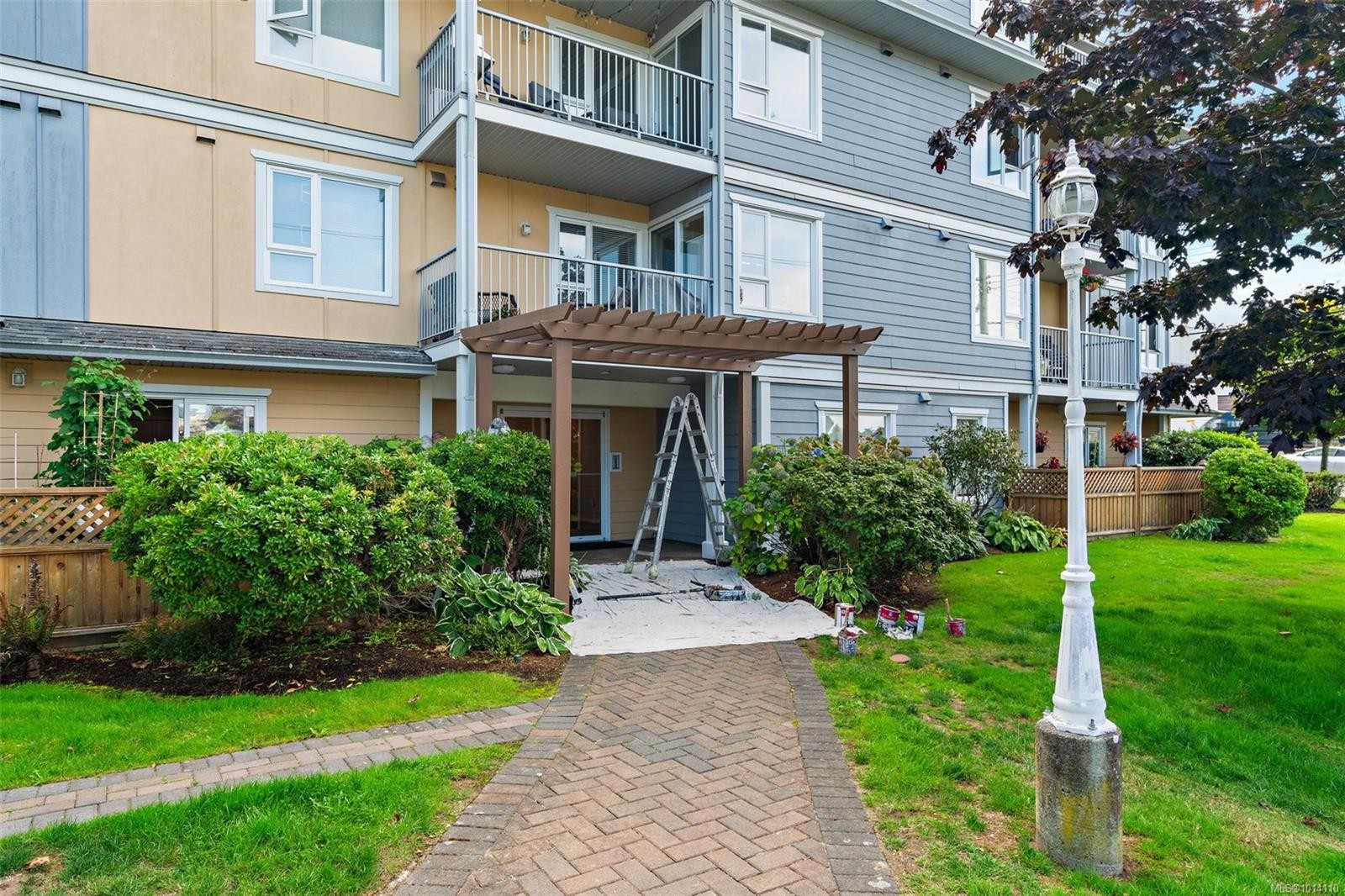 205-885 Ellery St, Esquimalt, BC - Outdoor