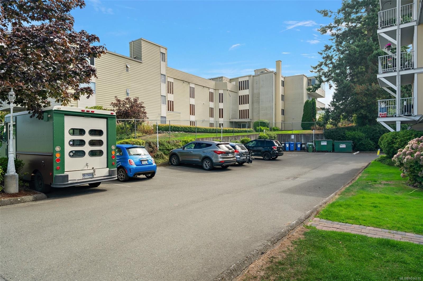 205-885 Ellery St, Esquimalt, BC - Outdoor