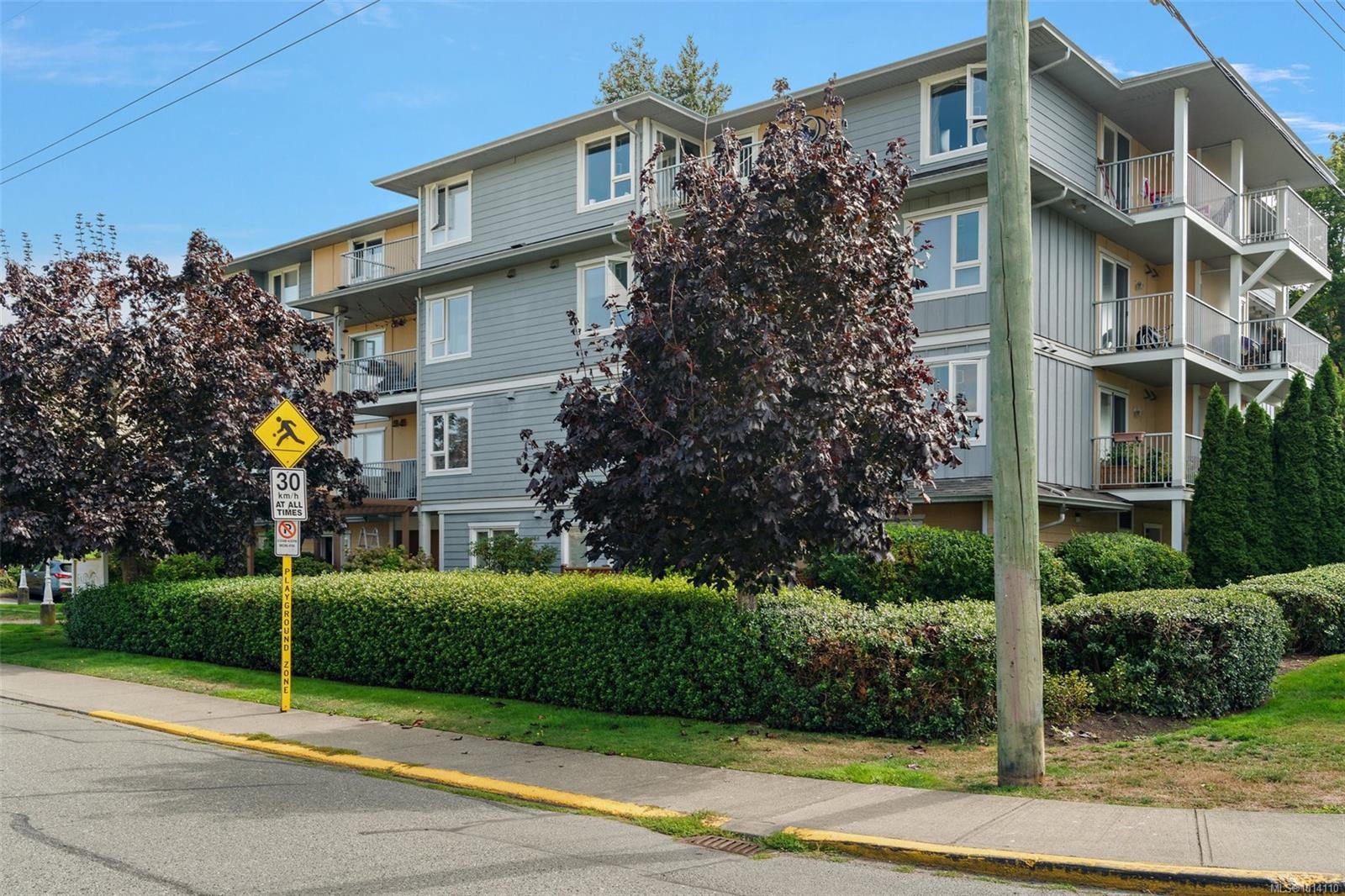 205-885 Ellery St, Esquimalt, BC - Outdoor