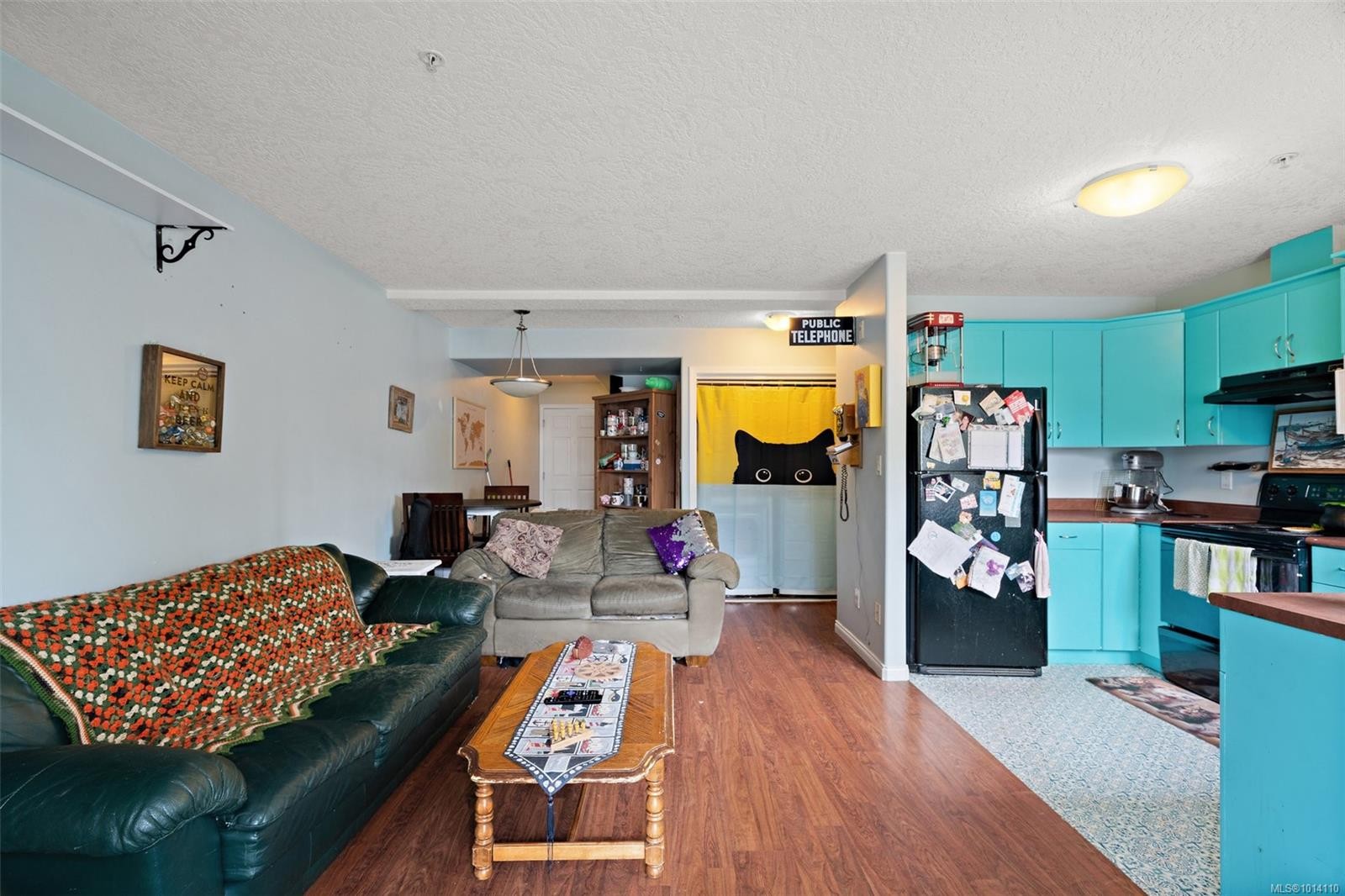 205-885 Ellery St, Esquimalt, BC - Indoor Photo Showing Living Room