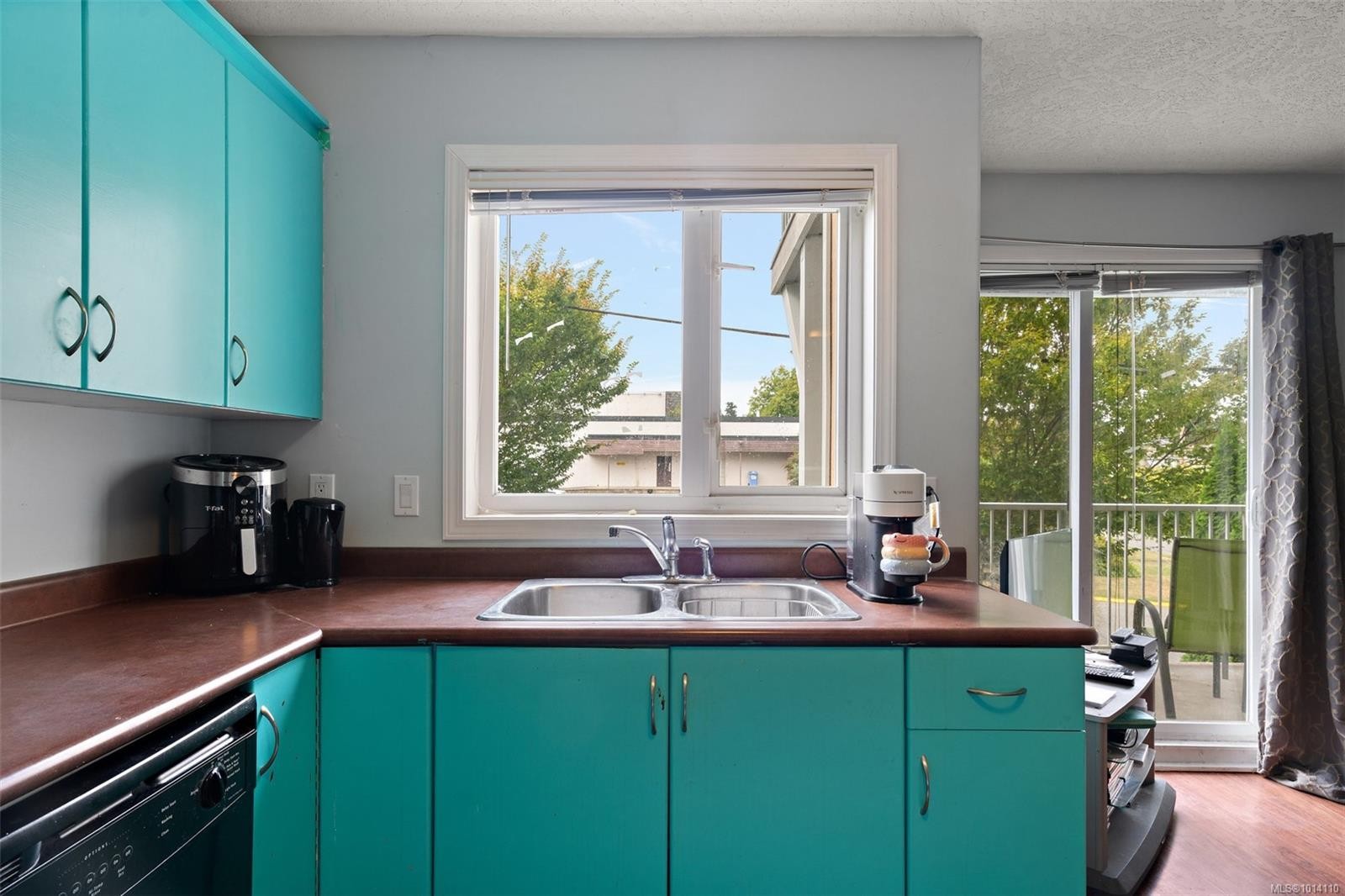 205-885 Ellery St, Esquimalt, BC - Indoor Photo Showing Kitchen With Double Sink