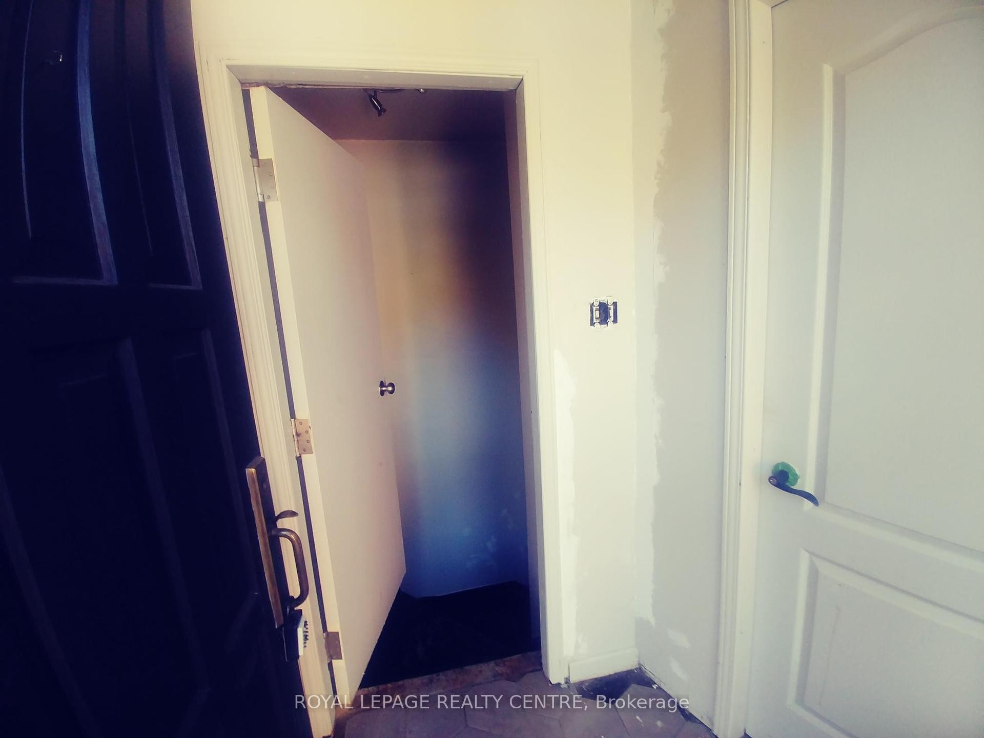 1534 Cawthra Road, Mississauga, ON - Indoor