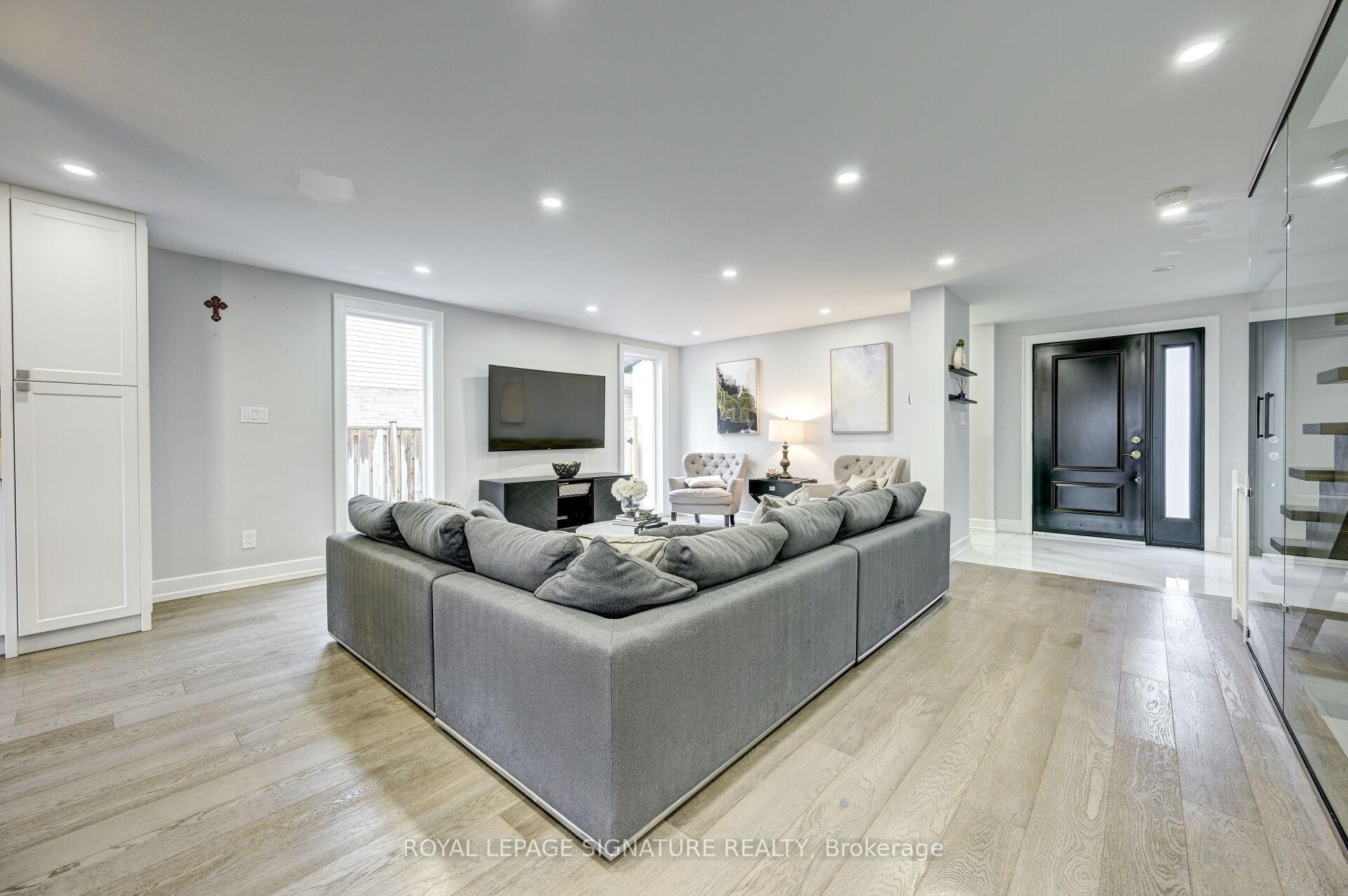 3035 Saracen Court, Mississauga, ON - Indoor Photo Showing Living Room