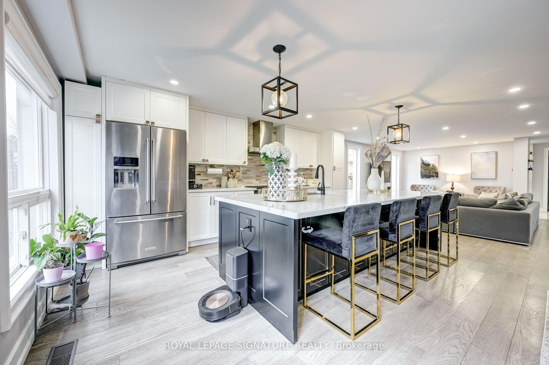 3035 Saracen Court, Mississauga, ON - Indoor Photo Showing Kitchen With Upgraded Kitchen