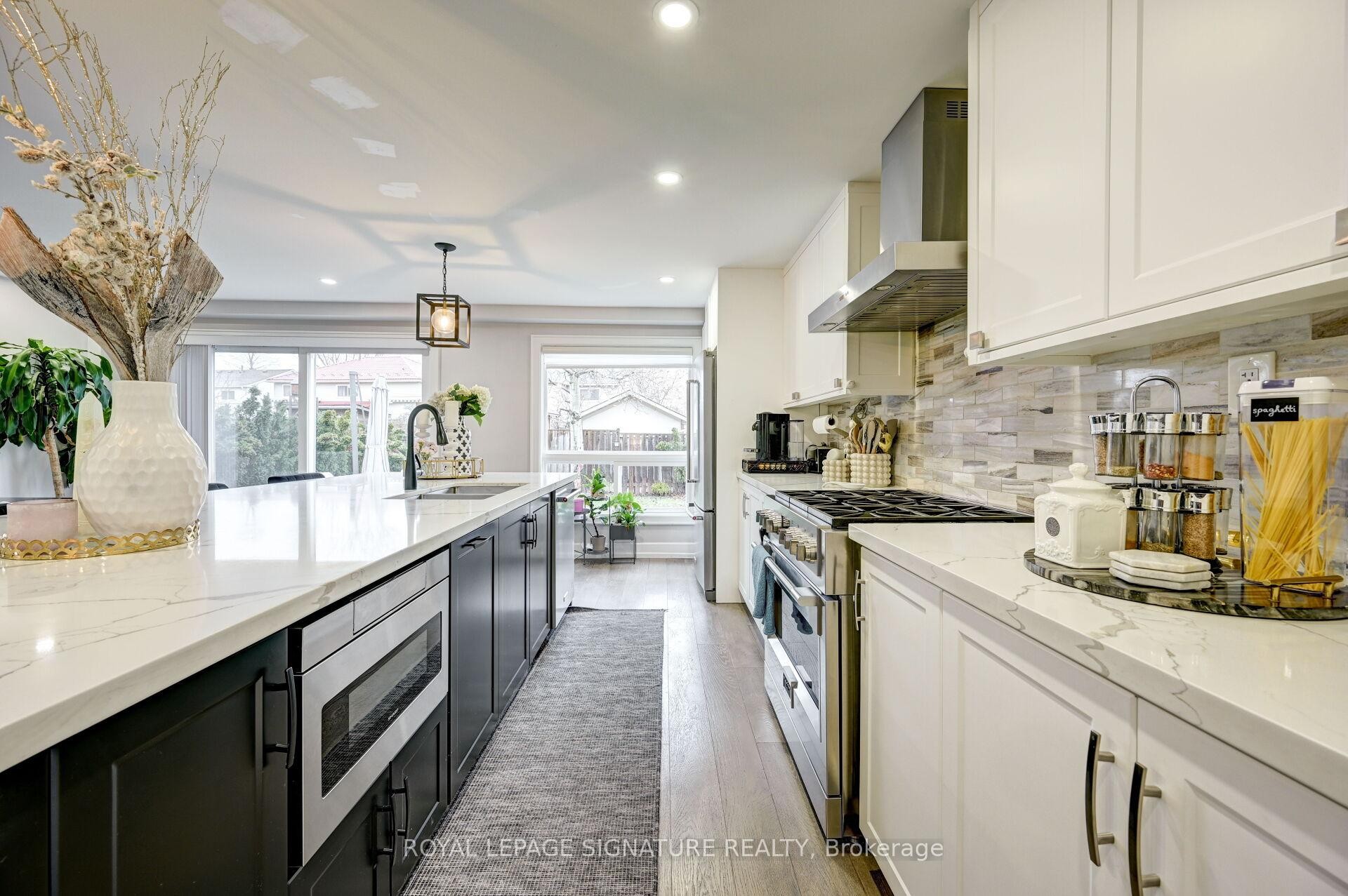 3035 Saracen Court, Mississauga, ON - Indoor Photo Showing Kitchen With Upgraded Kitchen