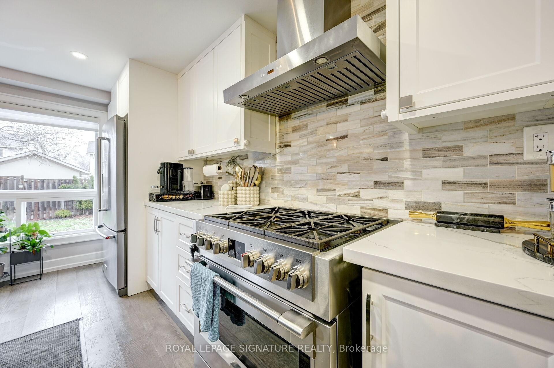 3035 Saracen Court, Mississauga, ON - Indoor Photo Showing Kitchen With Upgraded Kitchen