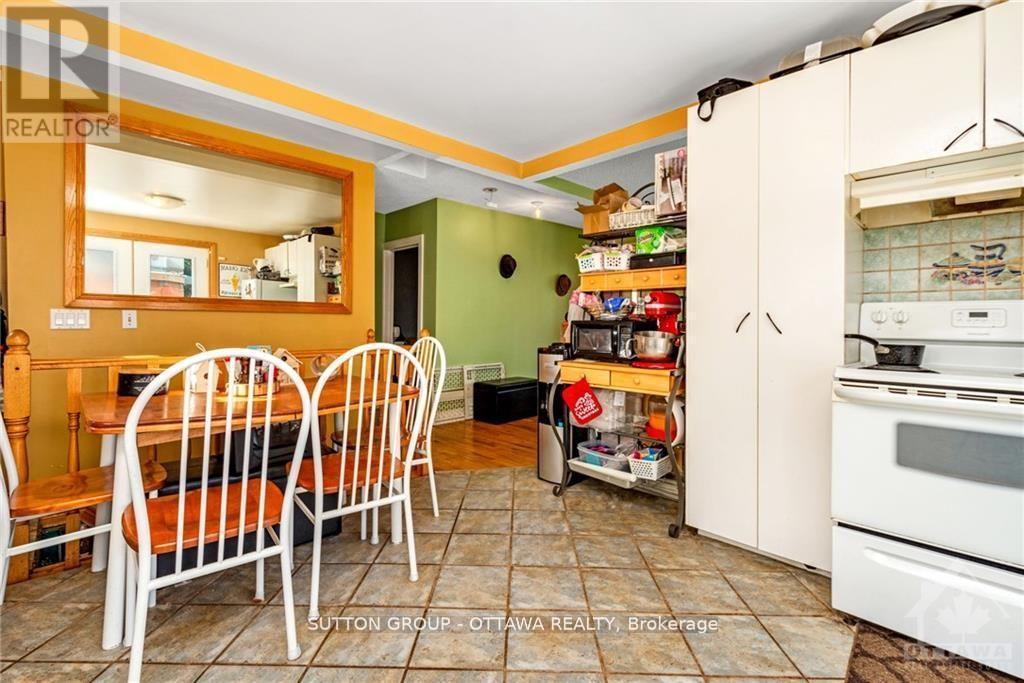 846 St Laurent Boulevard, Ottawa, ON - Indoor Photo Showing Kitchen
